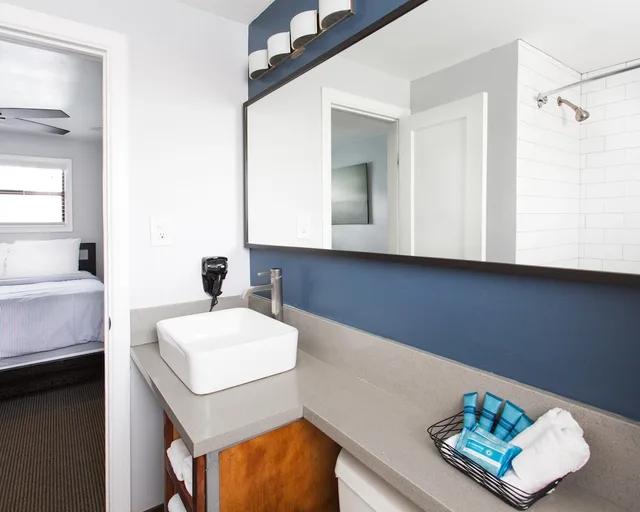 جناح كبير بسرير كوين بغرفة نوم واحدة مع أريكة بمطبخ، Beach Haven Inn Pacific Beach 2/3