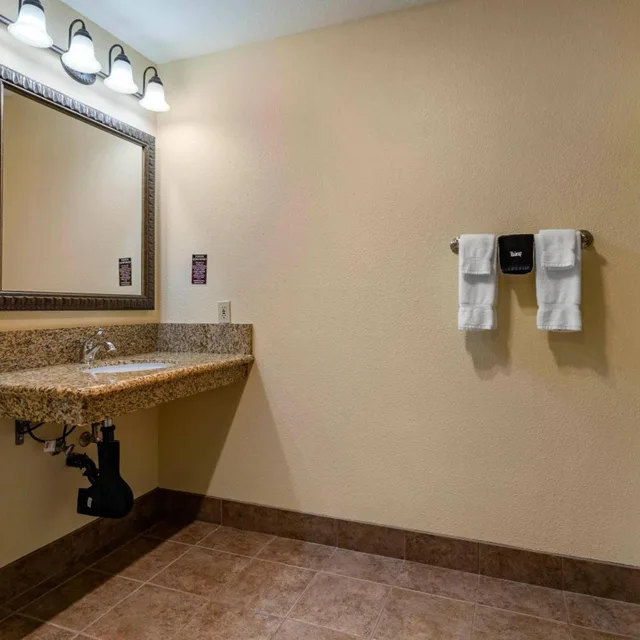 غرفة بسرير كينج بحوض استحمام لذوي الإعاقة، Lloyd Hotel Astoria Bayfront, Ascend Hotel Collection, OR 10/10
