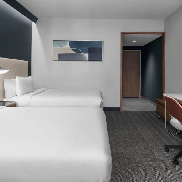 غرفة بسرير كينج وسريرين كوين، Courtyard by Marriott Calgary Downtown 1/6