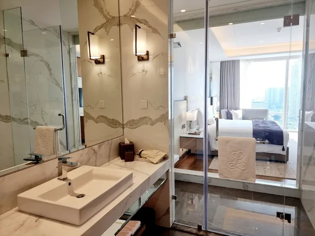 غرفة سوبيريور بسرير كينج بإطلالة على المسبح، The Leela Bhartiya City Bengaluru 7/8