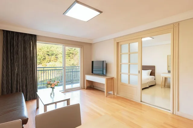 West, Suite, 3 Futon Beds, Kitchen، Sono Belle Danyang 2/3