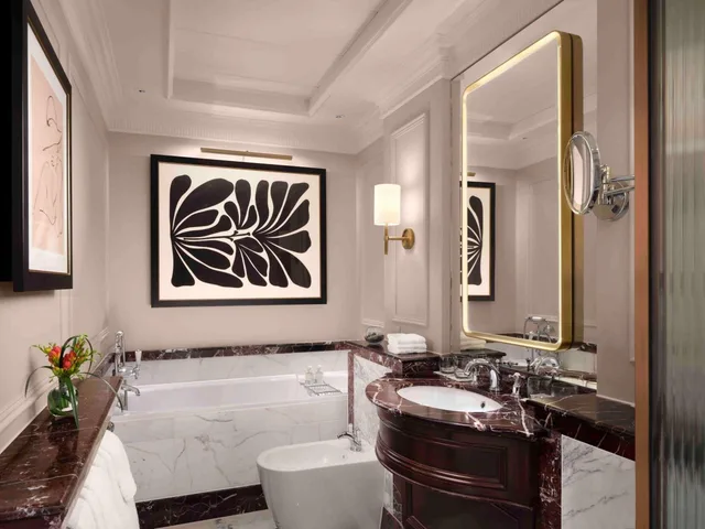 2 Bedrooms, Family, 1 King and 2 Queen Beds, The Savoy Hotel 4/5