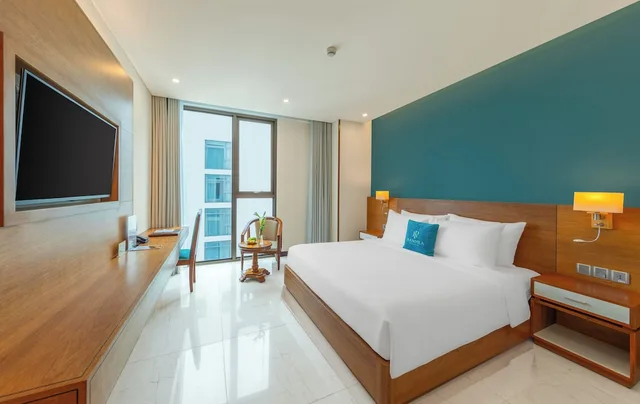 غرفة ديلوكس بسرير كينج بإطلالة جزئية على البحر، Mandila Beach Hotel Danang 2/10