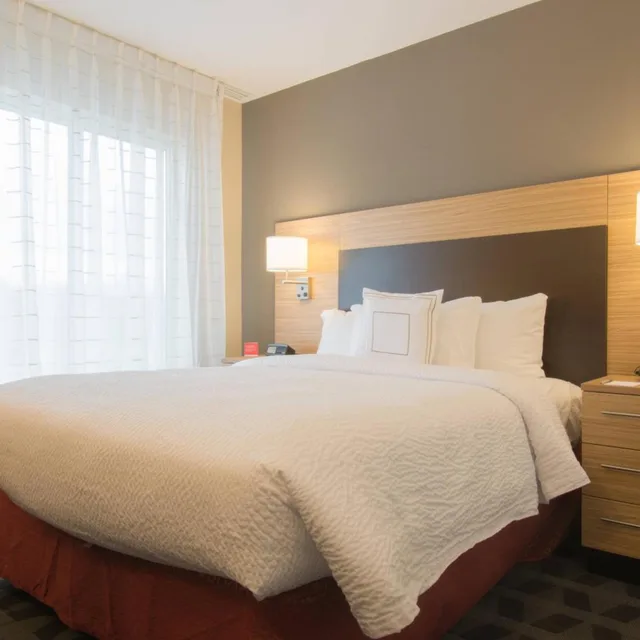 جناح بسرير كوين بإطلالة على المدينة بغرفة نوم واحدة مع أريكة، Towneplace Suites Syracuse Liverpool 1/4