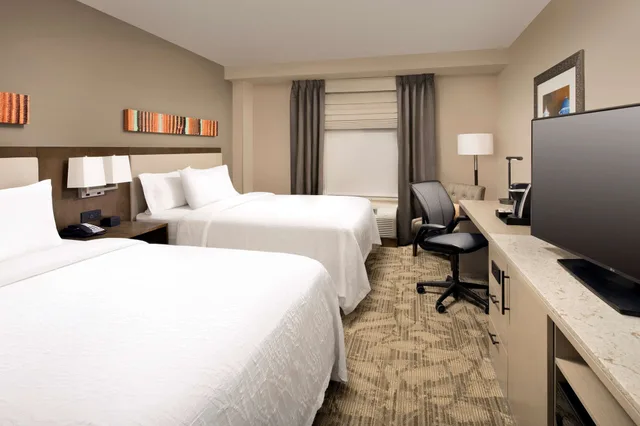 غرفة بسرير كوين وسرير كوين، Hilton Garden Inn San Antonio Downtown 1/2
