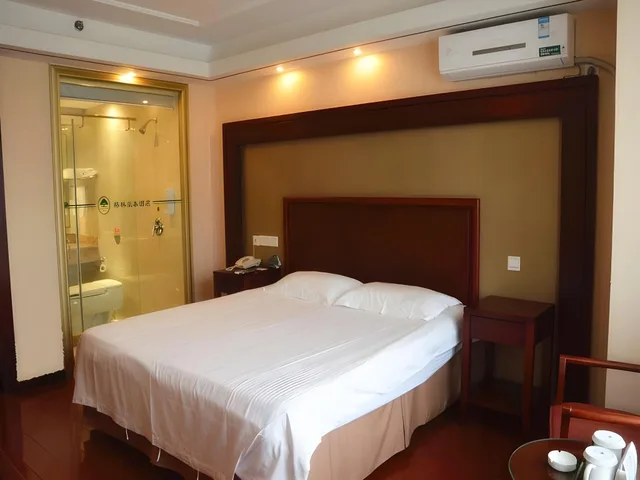 غرفة بسرير كينج وسرير كوين، GreenTree Inn Beijing Haidian District Lincui Road Hotel 2/2