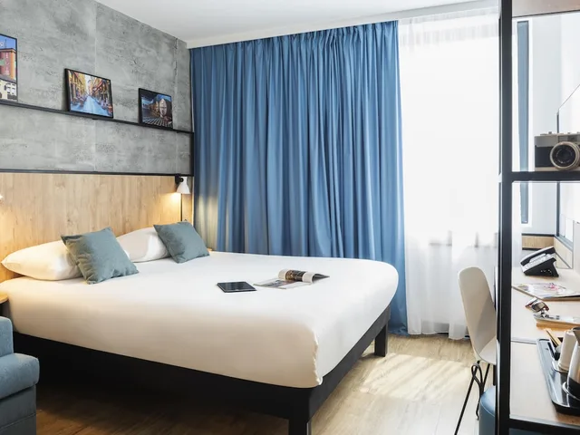 غرفة بريميوم بسرير مزدوج وسرير فردي، ibis Lyon Sud Oullins (Ex Hotel Campanile LYON SUD - Oullins) 1/8