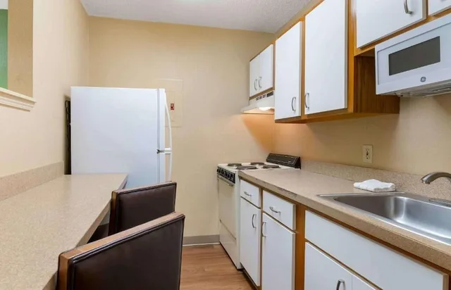 1 Full Bed Mobility Access Tub Nsmk Suite، Studio 6 Extended stay Bossier City, LA - Shreveport 10/10