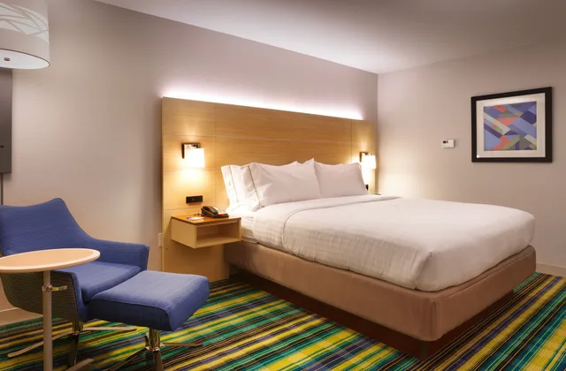 غرفة قياسية بسرير كينج لذوي الإعاقة، Holiday Inn Express Suites Phoenix West Buckeye 3/5