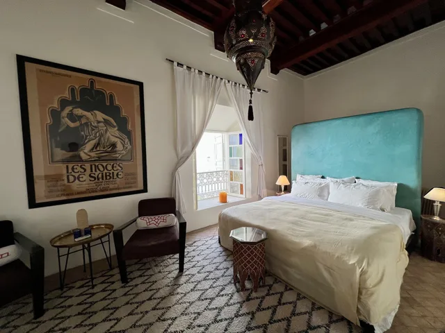 جناح بسرير كوين مع أريكة، Riad Tizwa 1/3