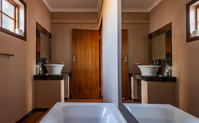 غرفة بسرير مزدوج أو سريرين منفصلين، Kuruman Hotel by Country Hotels 4/4