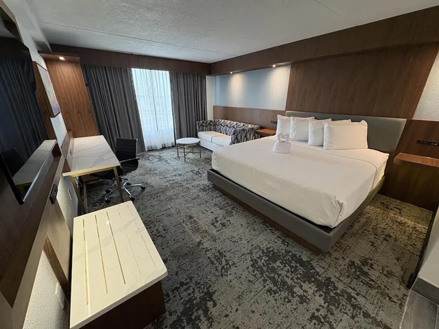 غرفة قياسية بسرير كينج مع أريكة، Best Western Premier Lakeland North 1/4
