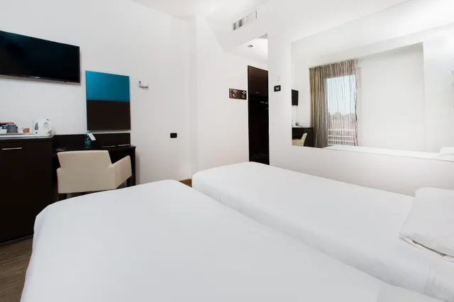 غرفة بسريرين منفصلين بإطلالة على البحيرة، Hotel Bonotto 2/6