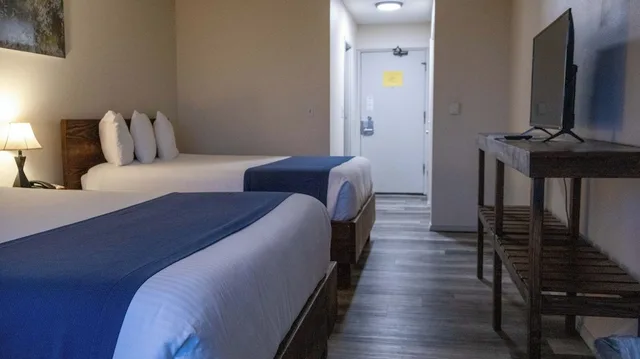 غرفة قياسية بسريرين كوين بإطلالة جزئية على البحر، Chateau Westport Resort, Trademark Collection by Wyndham 1/5