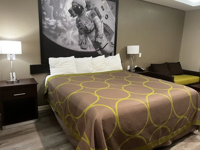 غرفة قياسية بسرير كينج لذوي الإعاقة، Super 8 By Wyndham Kingwood Houston North 3/4