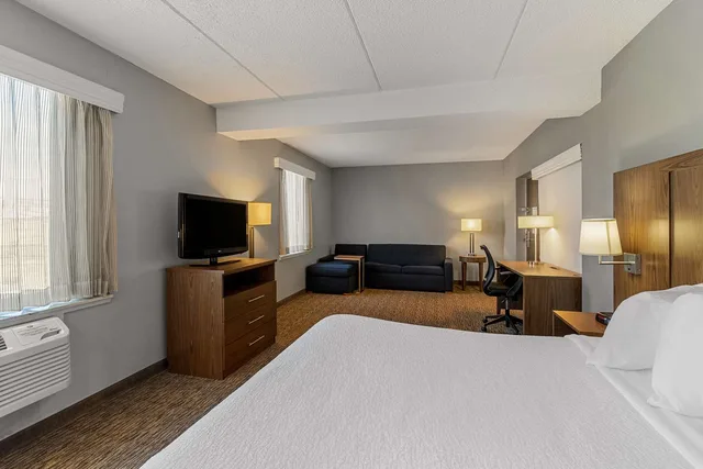 Suite, King Bed, Sofa, Balcony, Accessible, Best Western Bridgeview Hotel 2/4
