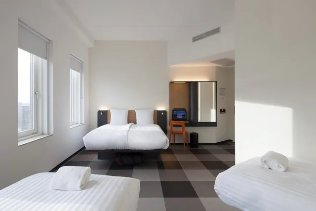 غرفة عائلية رباعية بسرير مزدوج وسريرين منفصلين، easyHotel Amsterdam Arena Boulevard 4/10
