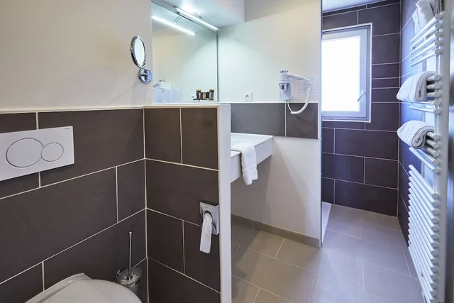 غرفة رومانسية ديلوكس بسريرين منفصلين بإطلالة على المتنزه، Les Villas D Arromanches 3/3