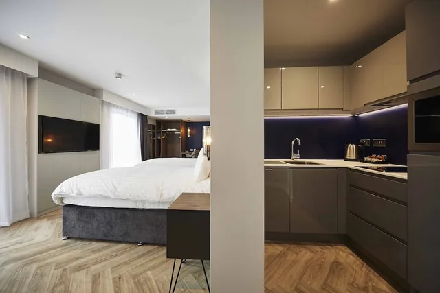 استوديو عائلي بسرير كينج مع أريكة، Roomzzz York City 3/5