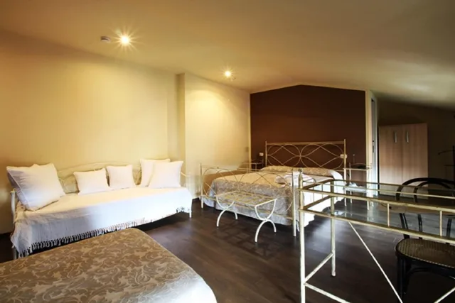 غرفة عائلية بسرير فردي مع أريكة، Hotel Italia 7/10