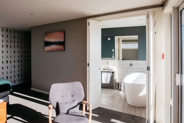 Suite, King Bed, Lake View, Lakestone Lodge 2/2