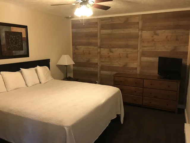 Mini, Suite, Queen Bed, Sofa، Carriage House Country Club 1/5