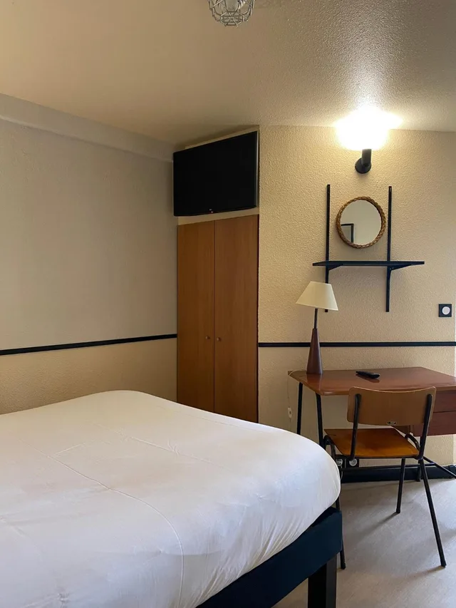 Pop, 1 Double and 1 Single Bed، Greet Hotel Villeneuve La Garenne 1/10