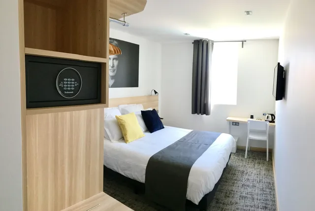 Comfort, Queen Bed, Brit Hotel Confort Martigues 2/5