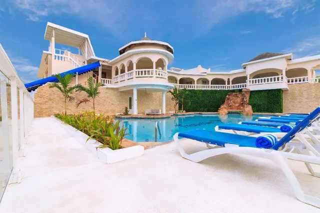 غرفة فاخرة، Travellers Beach Resort 1/1