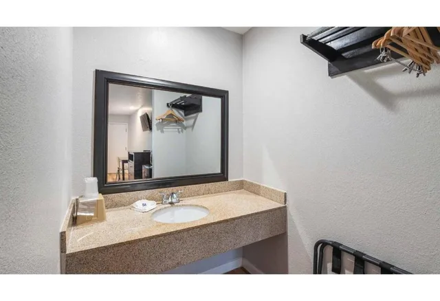 2 Queen Beds Non-Smoking, Micfridge، Motel6 Dallas, TX 9/9