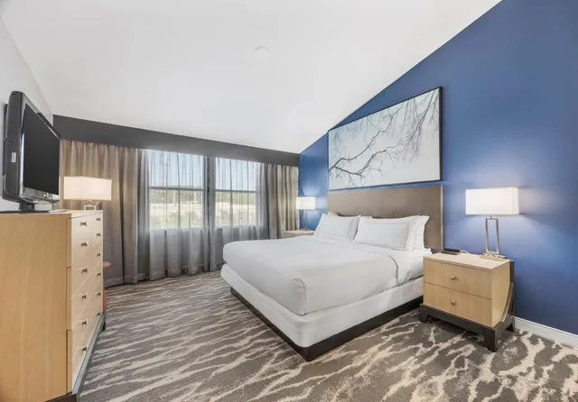 جناح بسرير كينج بإطلالة على الفناء بغرفتين مع أريكة، DoubleTree Suites by Hilton Hotel Huntsville South 1/1