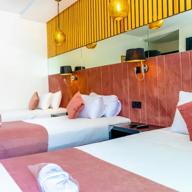 غرفة ثلاثية، Hotel Les Ambassadeurs 3/10