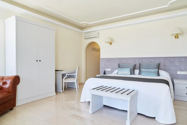 غرفة سوبيريور بسرير كوين بإطلالة على البحر، GRAND HOTEL PALLADIUM 2/3