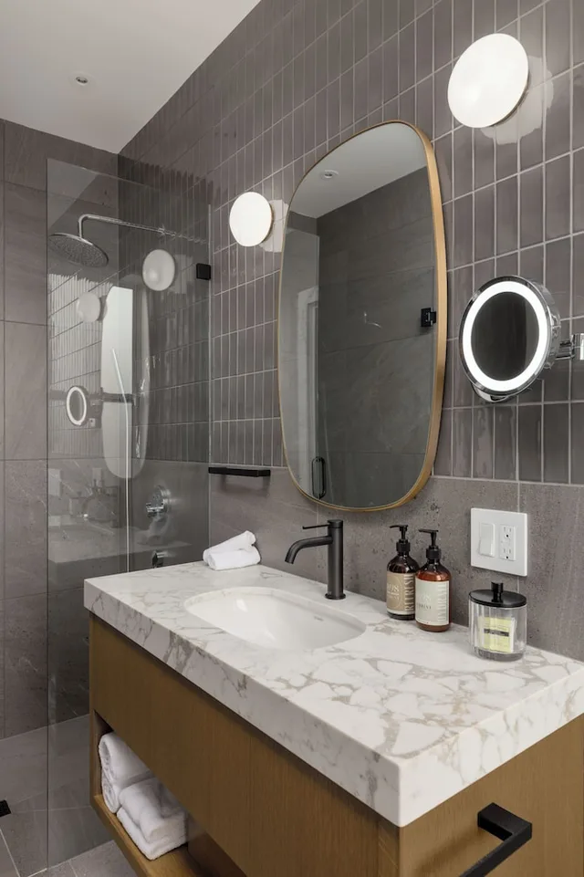 غرفة بسرير كوين، Victorian Hotel 5/5