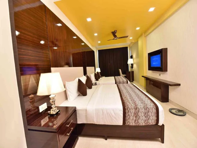 Friends and Family, Hotel Calangute Central 1/3