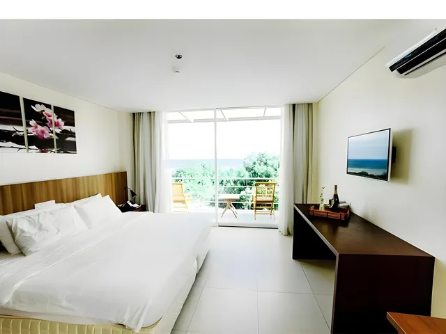 Deluxe, Pool Access, Ocean Suites Boutique Hotel 1/2