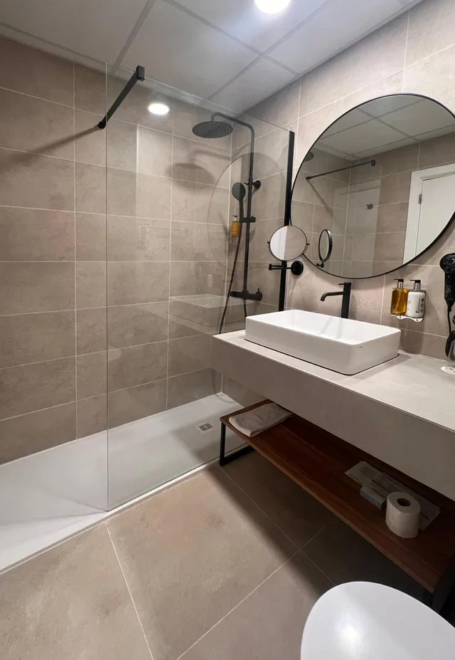 غرفة بسريرين منفصلين بإطلالة على البحر، Hotel Sinerama 6/7