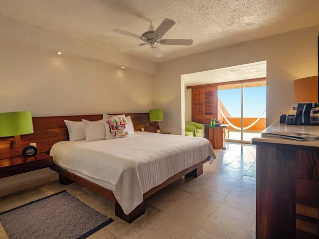 Brisas Beach Club, King Bed, Las Brisas Ixtapa 5/10