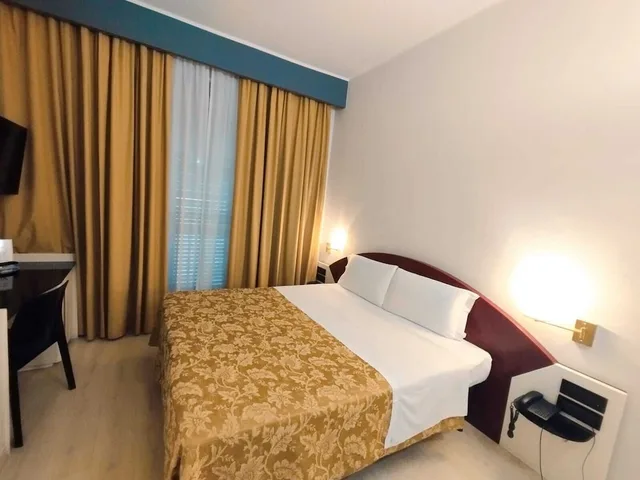 Standard, Double or Twin Bed, Continental 3/9