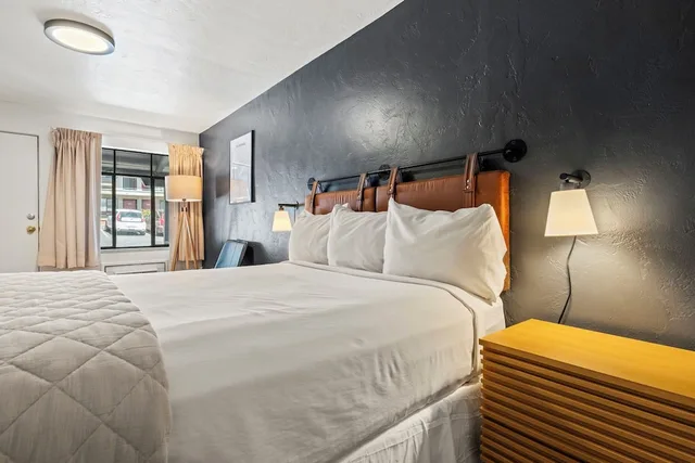 Standard, Queen Bed, Kitchen, Adventure Inn Durango 1/3