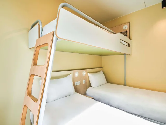 غرفة ثلاثية بسريرين منفصلين وسرير بطابقين وثلاثة أسرّة، IBIS BUDGET SAINT MAURICE 3/6