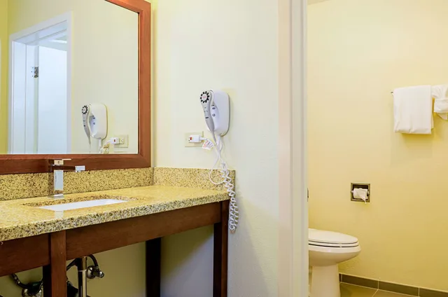 غرفة قياسية بسرير كوين، Comfort Inn Monterey Peninsula Airport 6/10