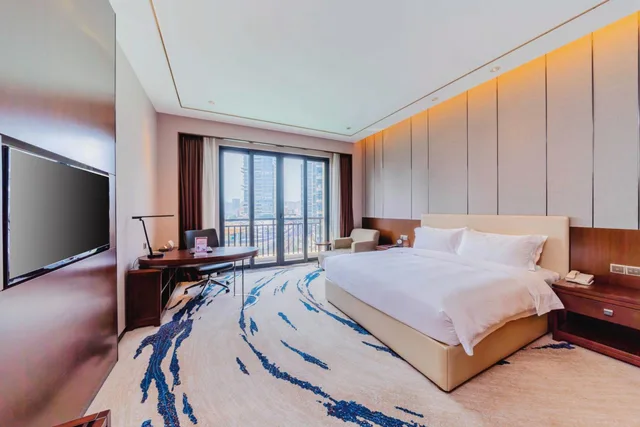 غرفة سوبيريور بسرير كينج بإطلالة على الحديقة، Ramada by Wyndham Huizhou South 1/3