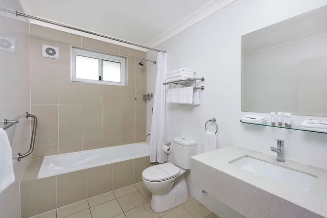 شقة تنفيذية بسرير كوين وسريرين منفصلين بشرفة، Best Western Casula Motor Inn 3/3