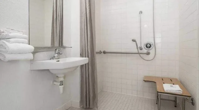 غرفة قياسية بسرير كوين، Motel6 Fontana 4/6