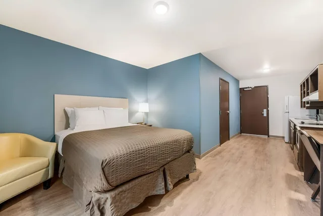 جناح أساسي بسرير كوين، WoodSpring Suites Charlotte - University Research Park 5/10