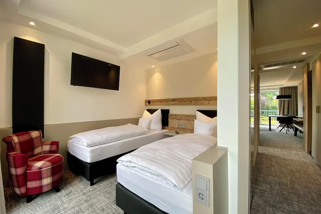 جناح جونيور بسريرين منفصلين وفرشتي فوتون وسرير كوين، Ringhotel Kohlers Forsthaus 4/5