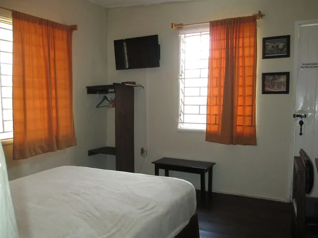 Basic, Queen Bed, Private Bathroom, Garden Area، Kingsworth Hostel 3/5