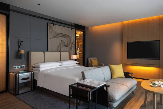1 Bedroom, Suite, King Bed, Garden View, Renaissance Xiamen Hotel 1/2