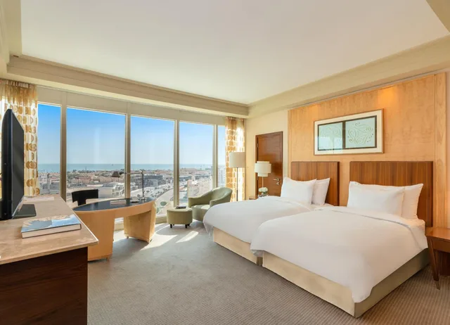 غرفة ديلوكس بسرير فردي بإطلالة جزئية على البحر، فندق موڤنبيك الخُبر(Movenpick Hotel Al Khobar) 1/6